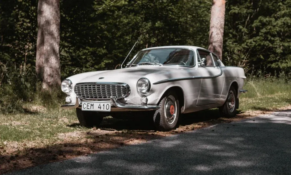 Klassisk svensk sportbil från 1960-talet på en skogsväg