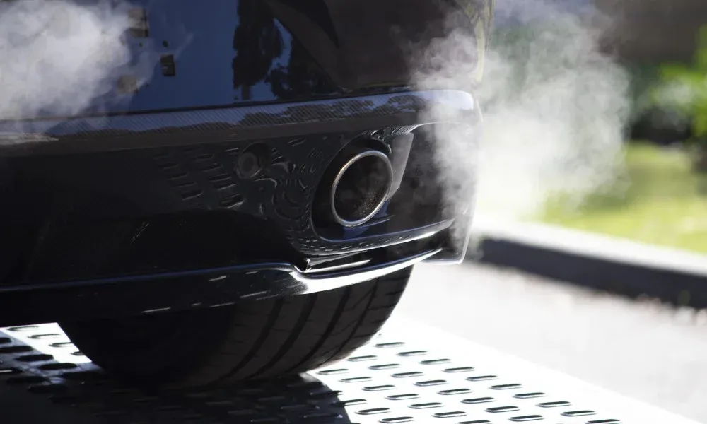 Avgasrör på bil med avgaser – motor- och avgasanalys