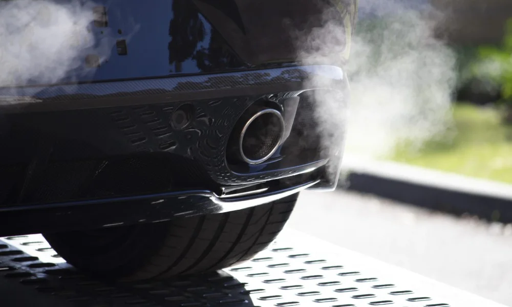 Avgasrör på bil med avgaser – motor- och avgasanalys